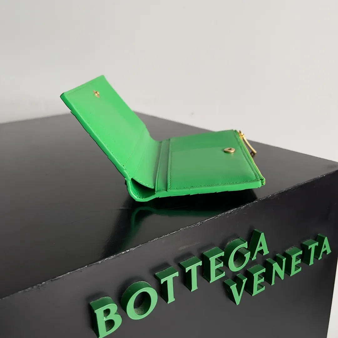 Batch 960 of BOTTEGA VENETA’s new woven small wallets are now shipping! ! ! 🥰🥰Made of carefully selected first-layer sheepskin fabric, this small luxury wallet has an elegant appearance and is also full of practicality. It can store change, driver's license and various cards at the same time. It is so small that it can be put in your pocket and carried with you. It is really convenient [Applause][Applause] Style No.: 667468 Size: 14.5*9.3*2cm